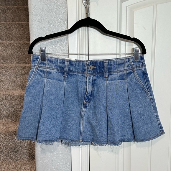 Abrand Pleated Denim Mini Skirt - Picture 4 of 10